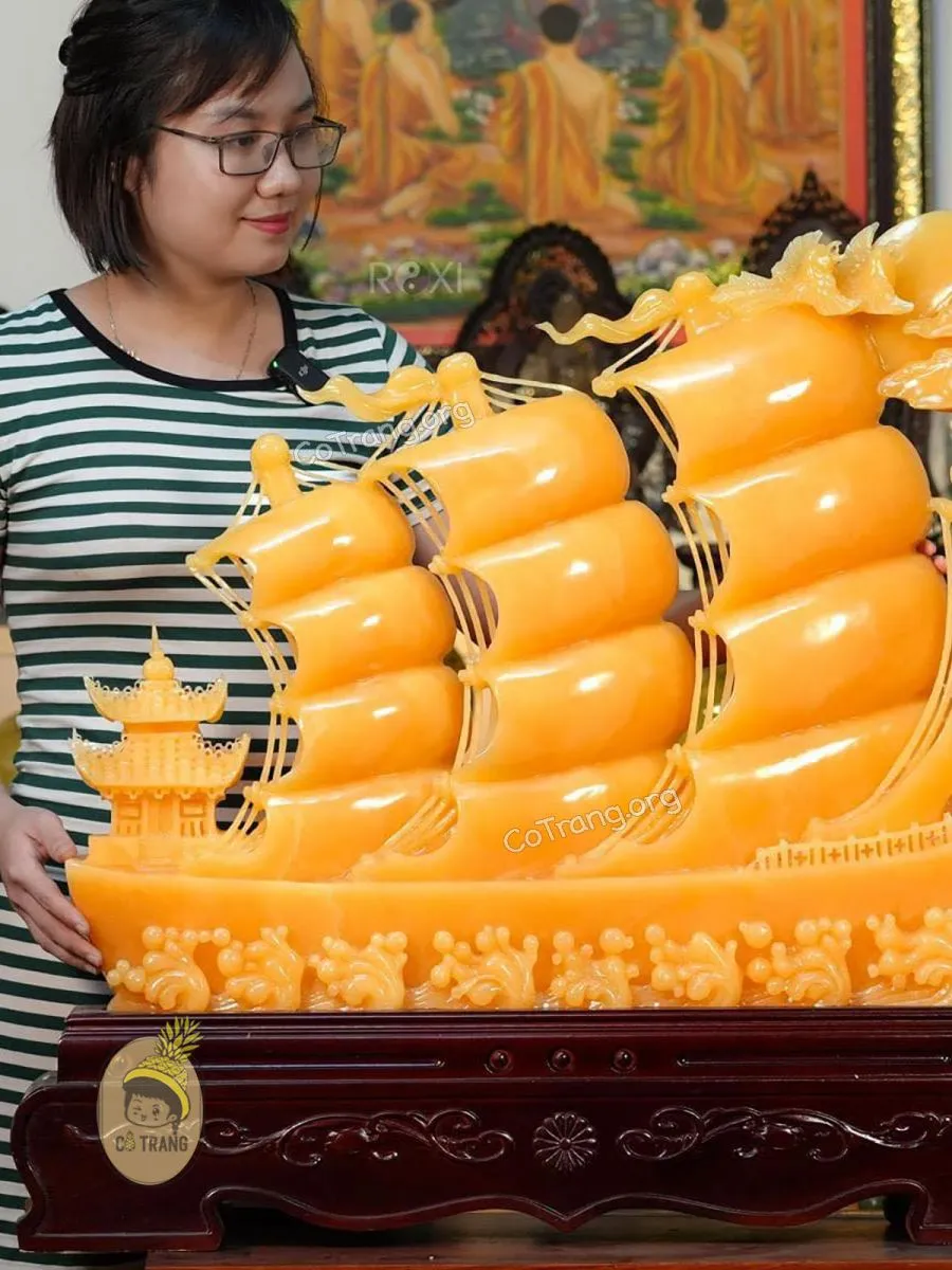 Các sản phẩm đá quý và vật phẩm phong thủy được trưng bày ngăn nắp