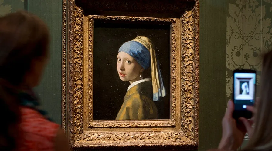 Ánh mắt của thiếu nữ nhìn thẳng vào người xem với vẻ cởi mở nhưng bí ẩn