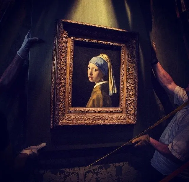 Bức tranh Thiếu nữ đeo hoa tai ngọc trai treo tại Viện bảo tàng Mauritshuis với kích thước nhỏ nhưng thu hút mọi ánh nhìn