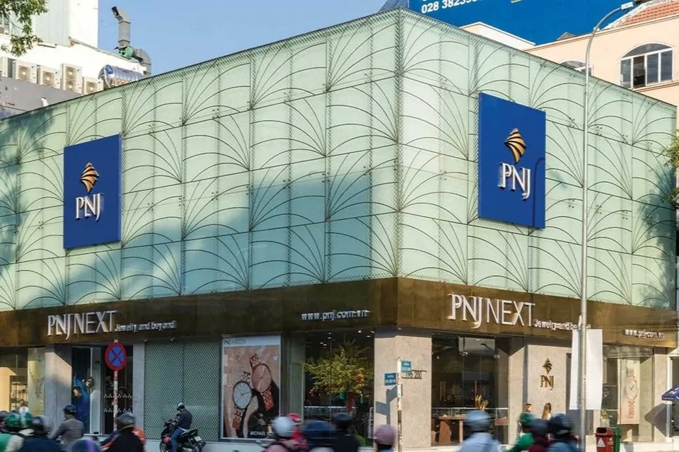 Cửa hàng PNJ với biển hiệu thương hiệu đặc trưng màu vàng đỏ