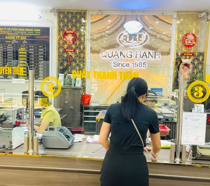 Quy trình kiểm định chất lượng vàng chuyên nghiệp tại trung tâm vàng bạc đá quý Quang Hạnh