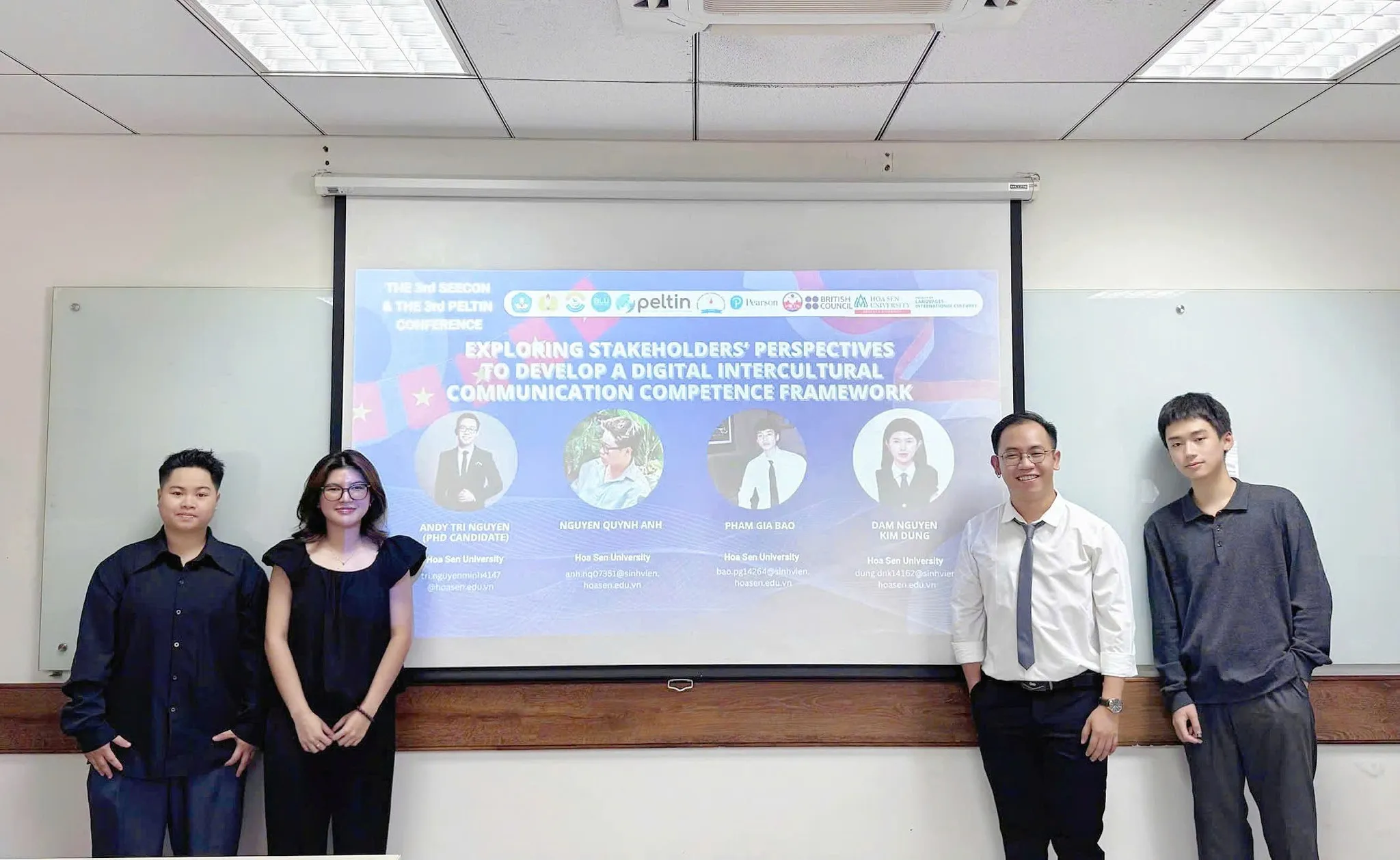 Bông tai kim cương được đặt trong hộp nhung sang trọng