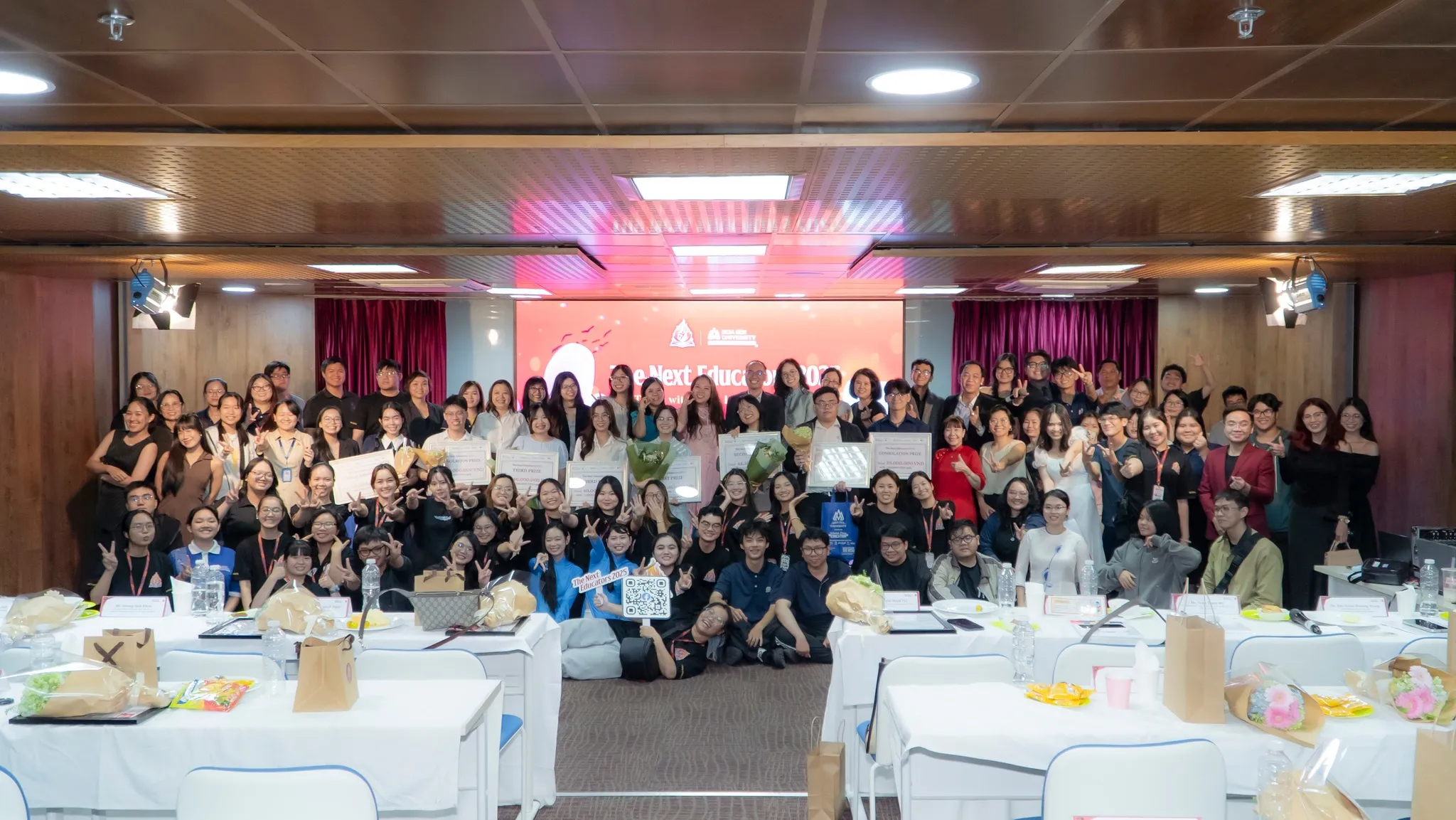 Khách hàng đang lựa chọn bông tai tại cửa hàng trang sức cao cấp