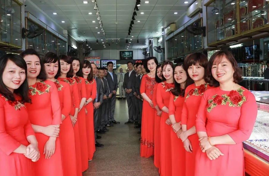 Không gian trưng bày trang sức với tủ kính hiện đại và ánh sáng chuyên dụng