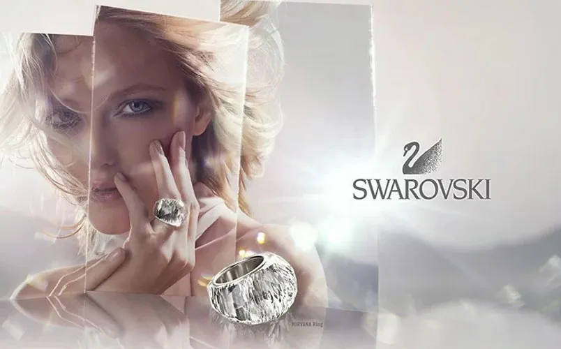 Biểu tượng thiên nga Swarovski trên nền pha lê trong suốt lấp lánh