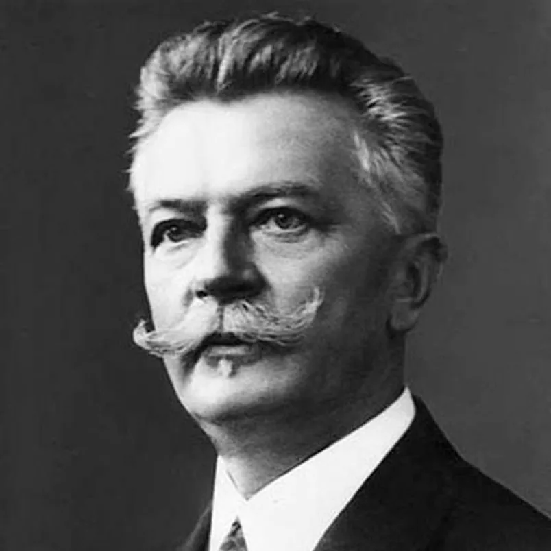 Xưởng sản xuất pha lê Swarovski với các nghệ nhân đang chế tác