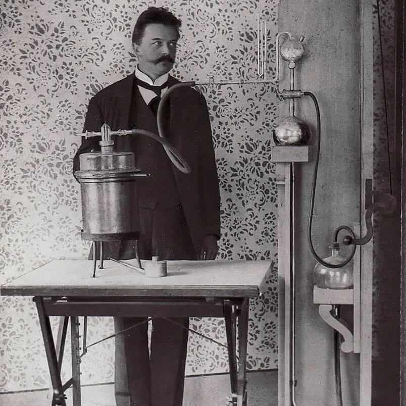 Cận cảnh viên pha lê Swarovski với nhiều mặt cắt phản chiếu ánh sáng