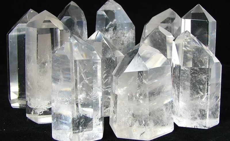 Đá quý thô được trưng bày trong không gian nội thất với ánh sáng tự nhiên