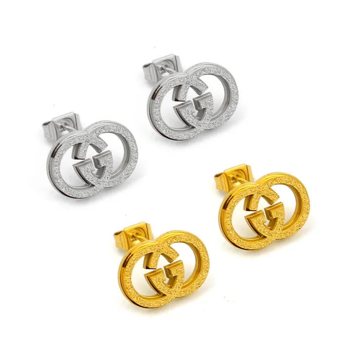 Bông tai Gucci titan phun cát màu trắng bạc với thiết kế hoa tinh xảo