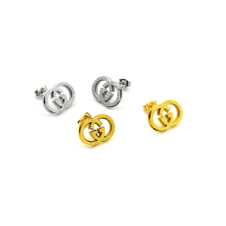 Chi tiết họa tiết hoa trên bông tai Gucci titan màu vàng