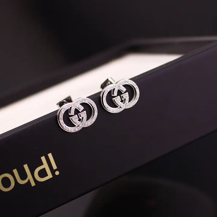 Cặp bông tai Gucci titan với góc nhìn nghiêng