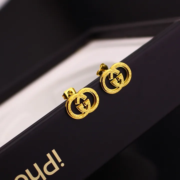 Bông tai Gucci titan được trưng bày trên nền trắng