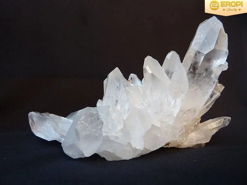 Mặt dây chuyền ngọc bích trắng được chạm khắc hoa văn tinh xảo