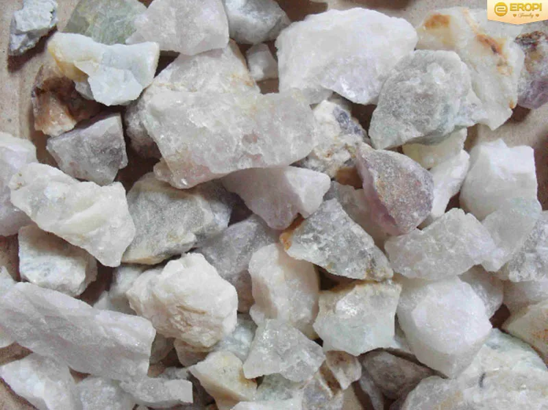 Viên đá mặt trăng cabochon phản chiếu ánh xanh trắng đặc trưng trên nền trắng đục