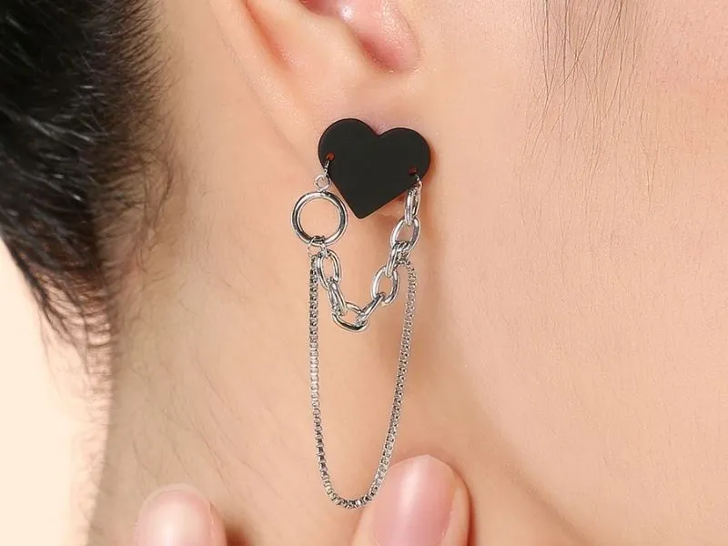 Bông tai hình trái tim đen với thiết kế dễ thương