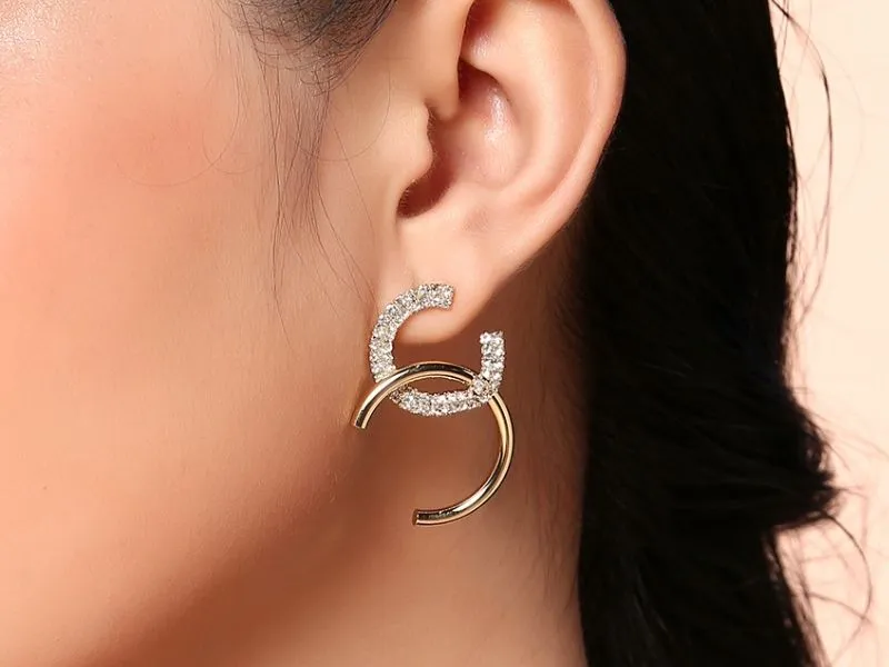 Bông tai chữ C móc nối với đá CZ nổi bật