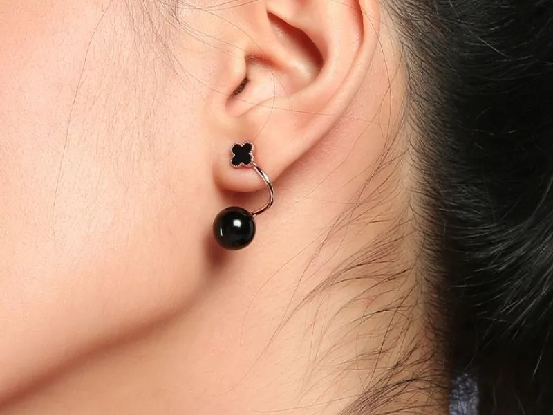 Bông tai hình hoa bốn cánh với viên bi đen