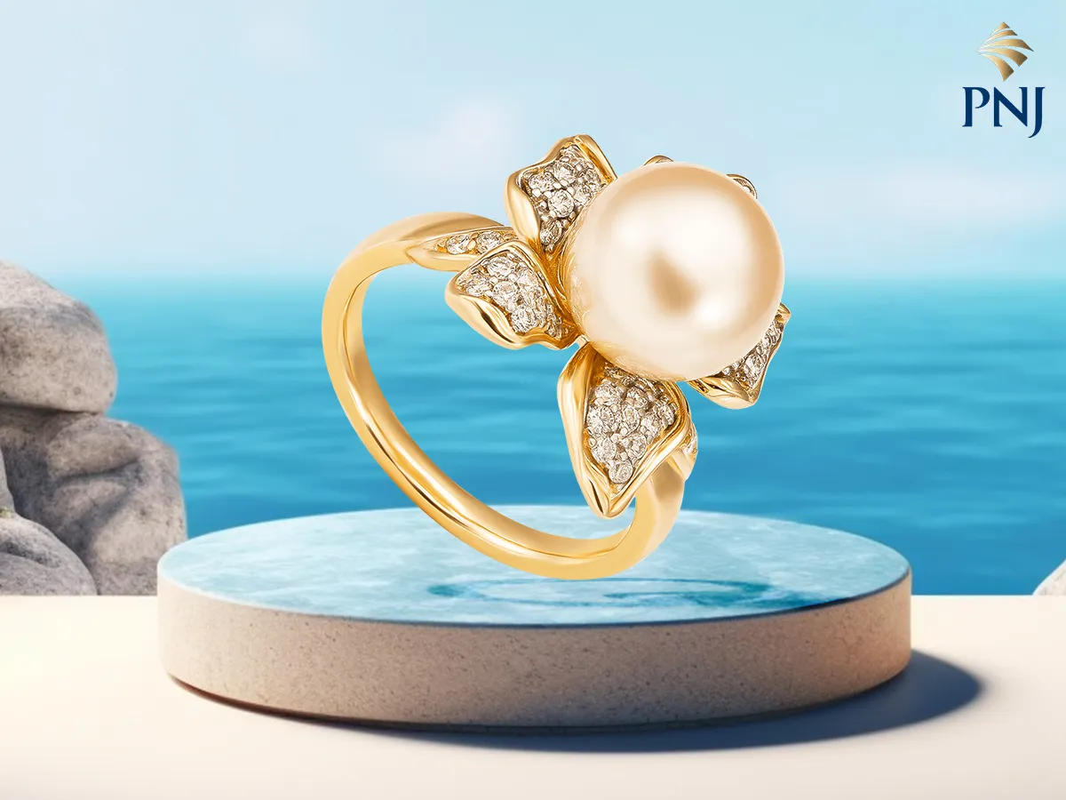 Nhẫn vàng 18K đính ngọc trai Southsea hình hoa với đá phụ