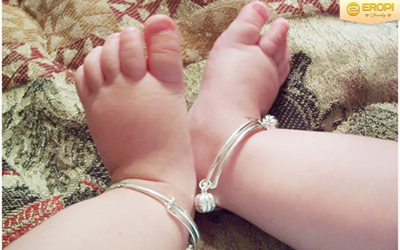 Trẻ em nên đeo trang sức bạc ta để đảm bảo an toàn cho làn da nhạy cảm