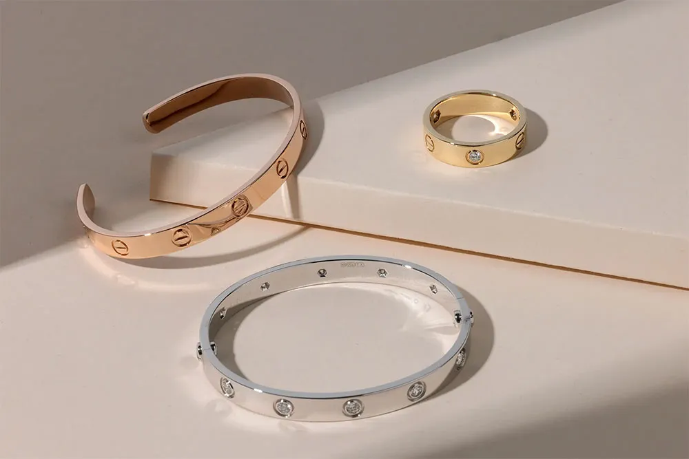 Bông tai Cartier Love chế tác từ bạch kim và kim cương