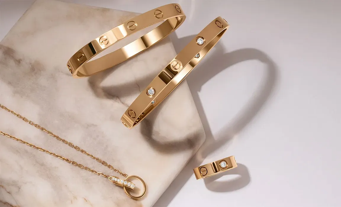 Bông tai Cartier được chế tác từ vàng 18K và kim cương cao cấp