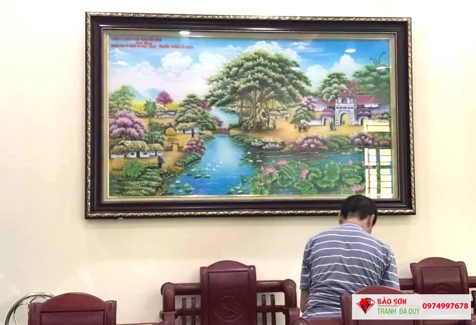 Bức tranh đá quý hoa sen với sắc màu rực rỡ từ đá quý tự nhiên