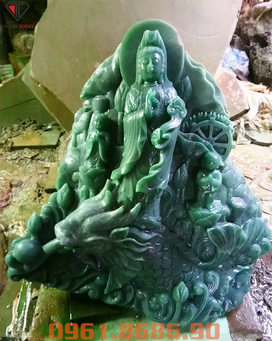 Tượng Phật Quan Âm bằng đá thạch anh xanh kích thước lớn