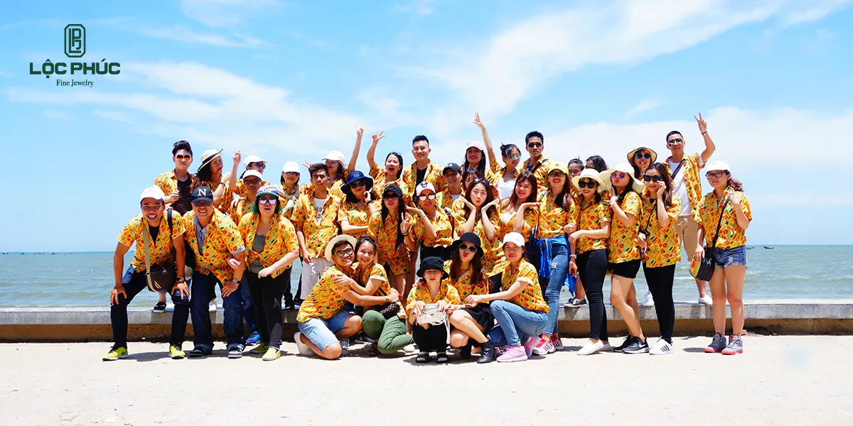 Nhân viên tư vấn trang sức cao cấp đang phục vụ khách hàng tại showroom Lộc Phúc Fine Jewelry