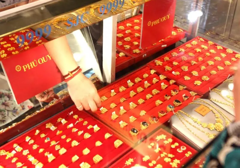 Tủ trưng bày sản phẩm vàng bạc tại Phú Quý