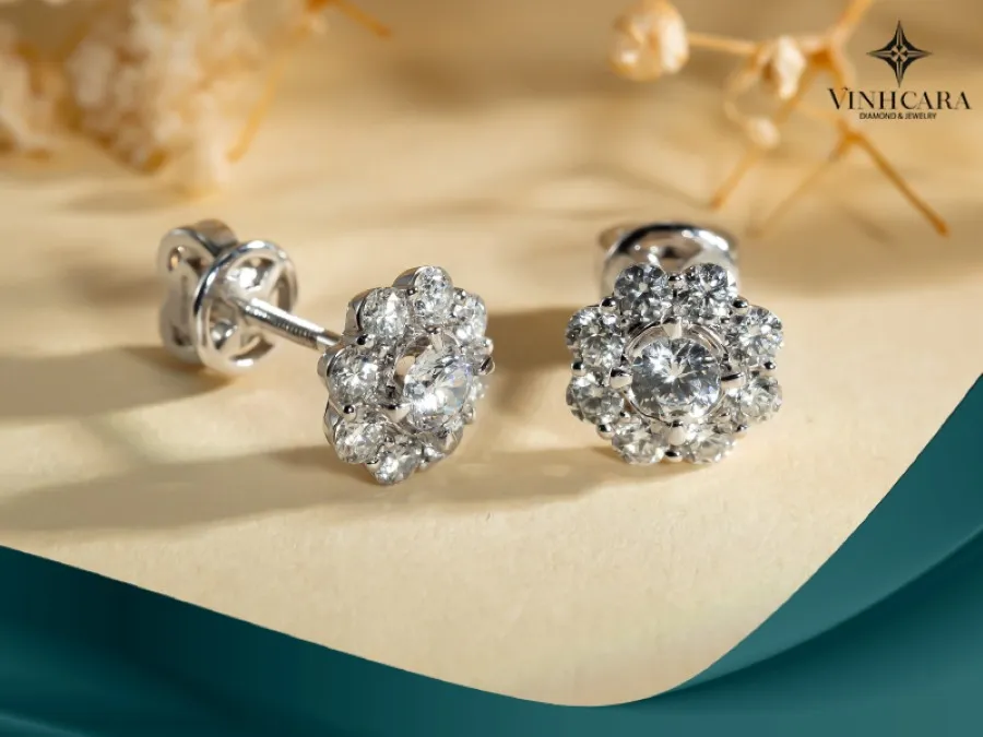 Viên hột xoàn phát sáng rực rỡ trên đôi bông tai kim cương