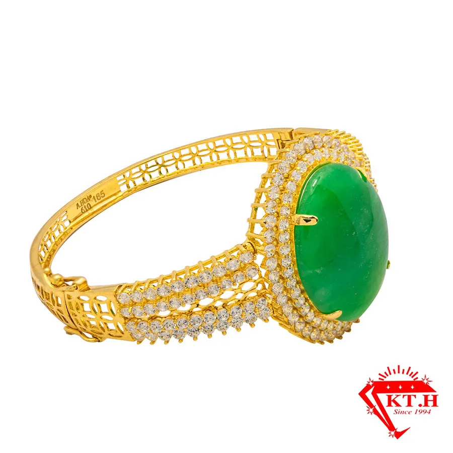 Vòng tay vàng kết hợp cẩm thạch tạo nên vẻ đẹp sang trọng và tinh tế