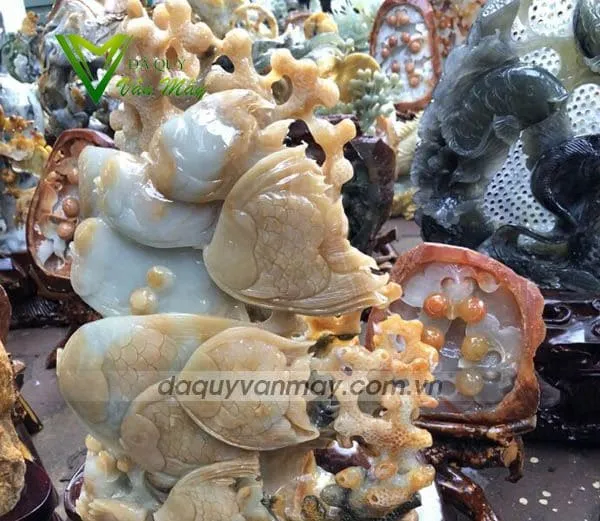 Cận cảnh các đường vân và đám mây bên trong viên đá quý vân mây