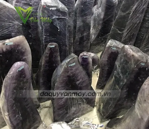 Khối đá quý vân mây tự nhiên với các đường vân ngang dọc đặc trưng