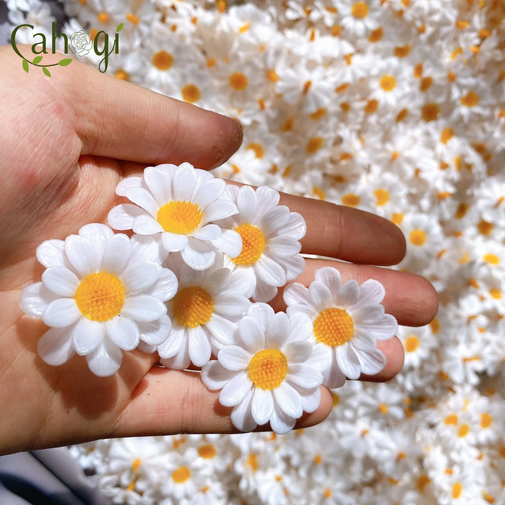 Bông tai hoa cúc nhựa với thiết kế cánh hoa hai tầng màu vàng tự nhiên