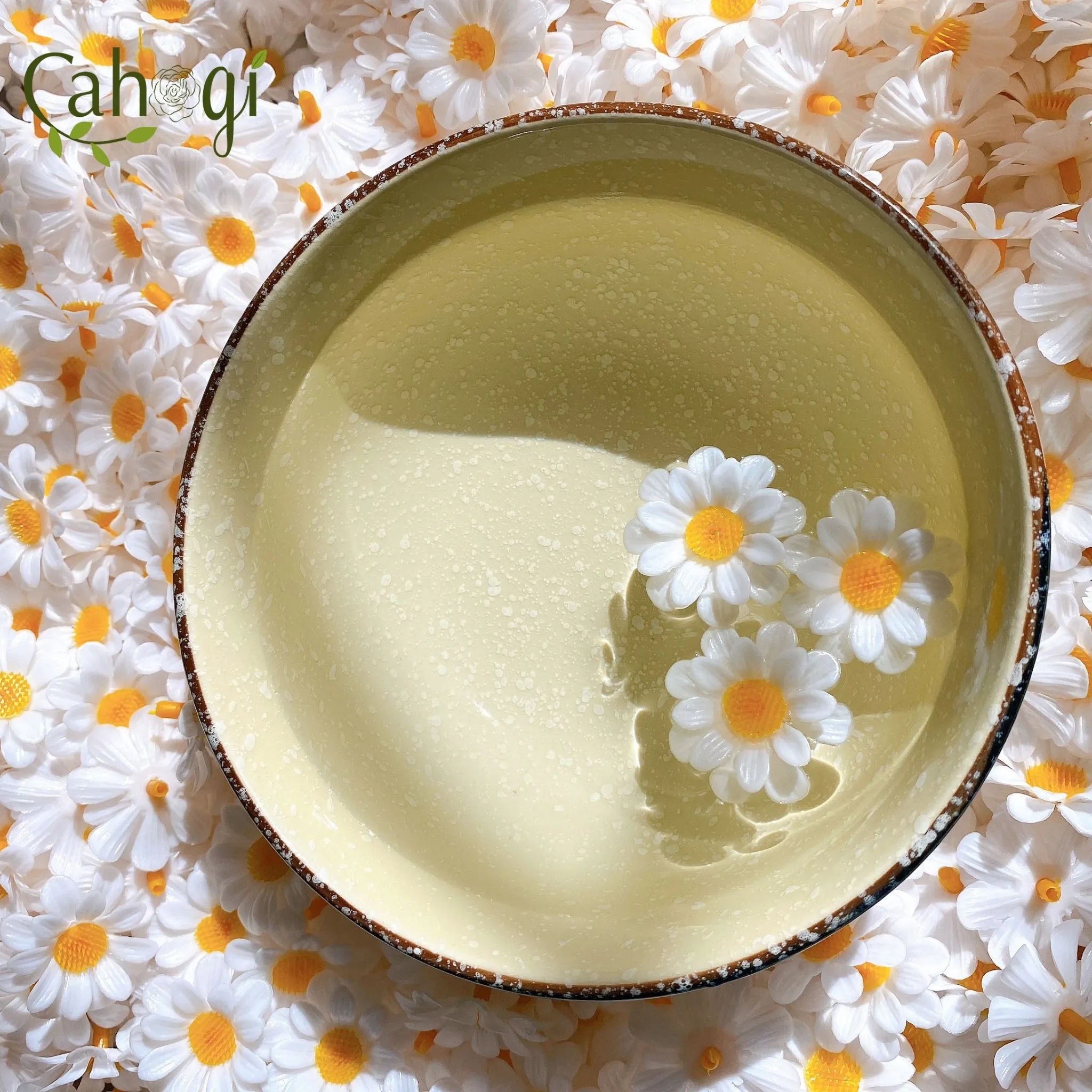 Chi tiết cấu trúc cánh hoa hai tầng của bông tai hoa cúc nhựa