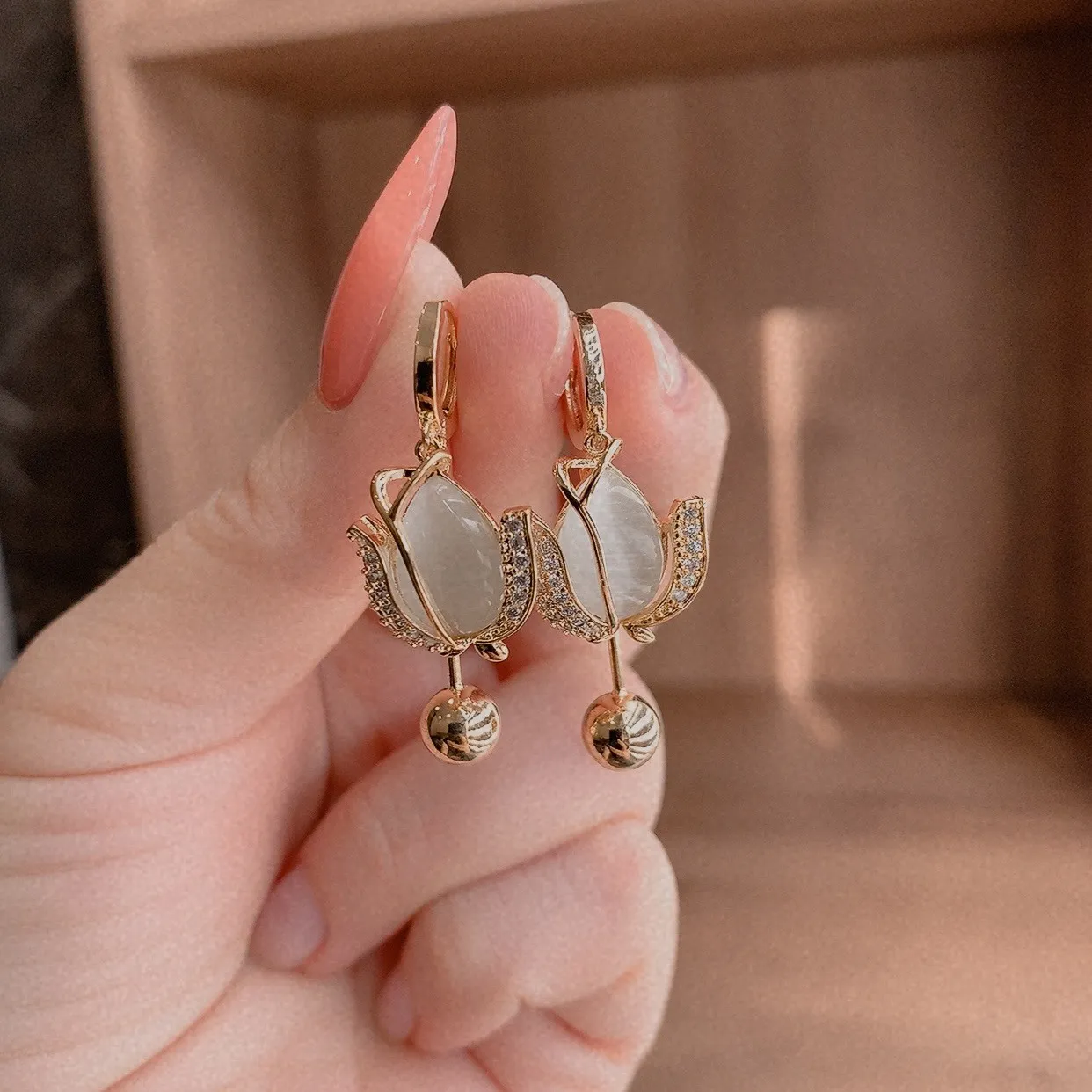 Bông tai đá opal hoa tulip với kỹ thuật đính đá tinh xảo