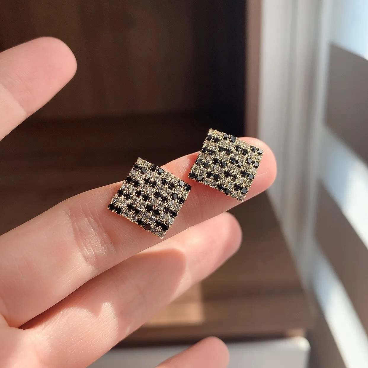 Bông tai vuông caro với lớp xi bảo vệ bề mặt