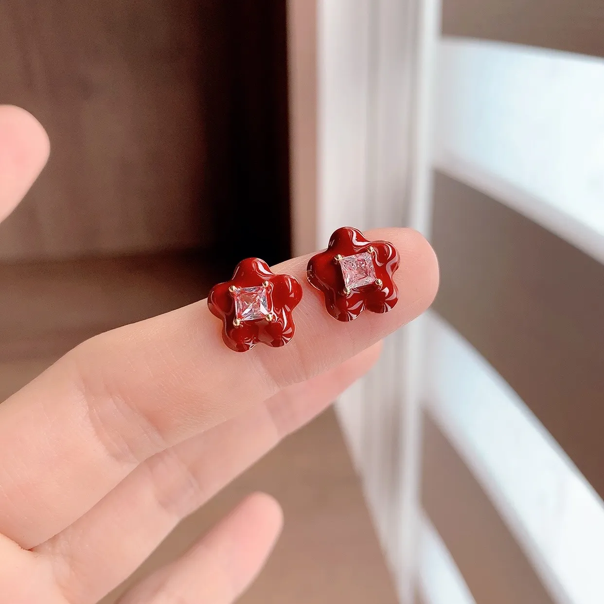 Bông tai hoa nhuỵ đính đá zircon với thiết kế cân đối